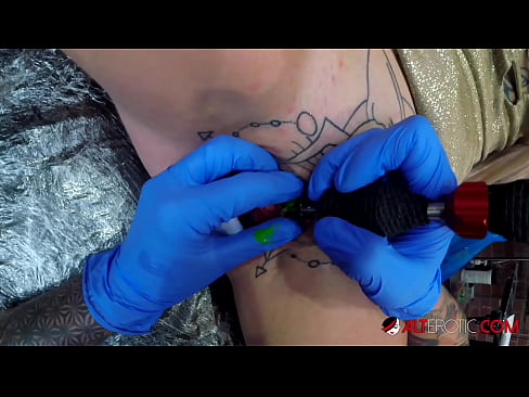 ❤️ Extreem getatoeëerde hottie Sully Savage kreeg een tatoeage op haar clitoris ☑ Anal porno at us